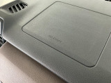 【助手席エアバッグ】SRSエアバッグとはシートベルトの働きを補助して衝突した時に乗員の衝撃を軽減するシートベルト併用式エアバッグ。前面衝突時に瞬時に膨らみ、頭部と胸部の衝撃を軽減します。