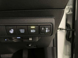 ステアリングヒータースイッチ・ODO/TRIPスイッチ・オートマチックハイビームスイッチ・手動光軸調整ダイヤルです。