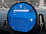 デジタルスピードメーター、航空機のコックピット操作箇所と同じ配色で目が疲れにくいように設計されてます。
