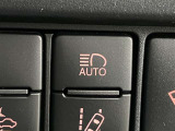 暗い夜道での面倒なライトの切り替え操作をすべて車におまかせできる、便利なオートマチックハイビームを完備しています。「ハイビームにこまめに切り替えるのが億劫&hellip;」という夜間の運転ストレスや目の疲労を軽減