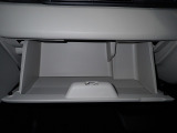 大型のグローBOXが装備されています。よく使うアイテムの収納に便利です、欲しい時にすぐに取り出せます♪