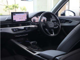 内装はシンプルに使い勝手を考え作られています。お車を運転する感覚をダイレクトに体感して頂けます。室内も広くロングドライブにも快適にお過ごしいただけます。