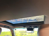 【サンルーフ】開放感たっぷりの希少装備、サンルーフが装着されています!車内に明かりを取り入れたり景色を楽しむ以外にも、車内の空気も簡単に換気できて快適です!