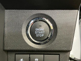 【プッシュボタンスタート】 スマートキーを携帯し、ブレーキを踏みながらボタンを押すだけでエンジンをかけることができます。