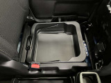 【シートアンダーボックス】助手席下には持ち運び可能な収納ボックスが装備されています。車検証ケースや靴などが収納できます。