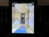 4台のカメラにより自車を真上から見下ろしているような映像を作成し、センターディスプレイに表示するとともにボディサイドに埋め込まれたセンサーで側方の障害物を検知して警告音でドライバーの注意を喚起します