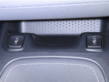 運転席と助手席にシートヒーターを装備しております。