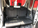 【分割可倒式シート】荷物や乗車人数に合わせて自由にアレンジ可能!大きな荷物も積みやすく、使い勝手が便利なシートです。