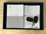 メンテナンスノート【点検整備記録簿・保証書】、取説も揃ってます。スマートキーはバッグなどにしまったままボタン操作でエンジン始動・停止やハイブリッドシステムの起動や停止ができて大変便利です