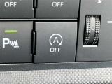 信号待ちなどの停車時にエンジン音がピタッと止まるため、車内が驚くほど静かで快適になります。エアコンの送風キープ機能などとも連動し、環境への配慮と心地よいドライブ時間を両立しています。