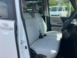 運転席には、シートリフターが付いております☆ 前後のスライドに加えシートの高さも変更出来ますのでどなてでも運転し易いポジションを取れます
