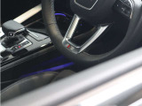 ●明快に直感的に、そして先進性に富んだコクピット。アウディクオリティで高められた先進的なデザインがあらゆる細部から見て取れます。人間工学の視点から生み出されたレイアウトは、乗る人の心を捉えて離しません