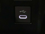 こちらのクルマはUSB接続コネクタも装備されています♪スマホの充電などにお使い下さい。ご旅行中での充電切れも、これなら心配いりませんね!
