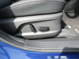 運転席はパワーシートを採用しておりますので、体格に合わせてベストポジションでドライブをお楽しみ頂けます♪