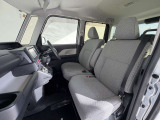助手席側からも簡単に運転席へ移動出来ます