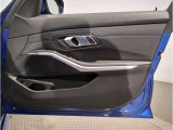 BMWの分厚いドアは、もしもの時にも搭乗者を守ってくれます。