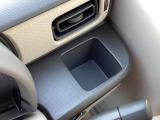 運転席側のドリンクホルダーは安定感のある埋め込み式となっています。