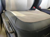 【コンビネーションシート】上質な質感と快適な座り心地を両立。車内に高級感を演出します。