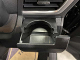 運転席と助手席には、回転式のインパネカップホルダーが装備されています。