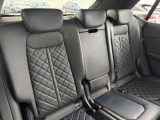 自社社用車・下取車を中心に、安心かつ高品質なモデルを常時100台ご用意しております。天井の高い開放的なショールームで、お客様一人ひとりに最適なご提案を行い、理想の一台選びをサポートいたします。