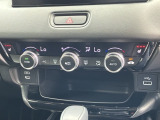 一年じゅう快適なドライブをお楽しみいただけるオートエアコンを装備。フロントコンソールアッパートレイとUSB端子。スマートフォンなどの充電やオーディオとの接続に便利です