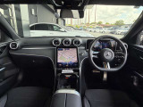 大型ディスプレイとMBUXを備えた、先進的で使いやすい運転席です。