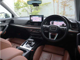 内装はシンプルに使い勝手を考え作られています。お車を運転する感覚をダイレクトに体感して頂けます。室内も広くロングドライブにも快適にお過ごしいただけます。