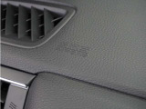 ◆助手席エアバッグ◆SRSエアバッグは、シートベルトだけでは防ぎきれない衝突時の衝撃から乗員を守るための安全装置。衝突時に瞬時に膨らみ、頭部や胸部がダッシュボードに直接衝突するのを防ぎます。