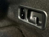 トランク内のスイッチ操作だけで後部座席をワンタッチで倒せる機能。重い荷物を持ったままでも操作でき、長尺物や大きな荷物の積み込みがスムーズに行えます。