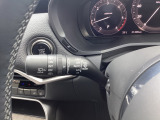 レバーをAUTOの位置にしているとき、レインセンサーが雨を感知すると、雨量に応じてワイパーが自動で作動してくれるオートワイパーを装備!設定変更で非作動にすると、間欠作動に固定されます。