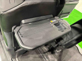 飲み物や食べ物を気軽に置ける格納式シートバックテーブルを、運転席と助手席の背もたれにご用意。車内の休憩も快適です!