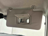 ちょっとした身だしなみチェックができるバニティミラー付きサンバイザー(運転席・助手席)が付いてます。運転席側にはチケットフォルダー付き。