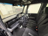 運転席は大きな座面と包み込むような背もたれが身体全体を支えます。上質なシートを採用し長時間の運転やコーナーの多い道も快適です。座ったときの頭上スペースも余裕たっぷりでロングドライブも楽チンです♪
