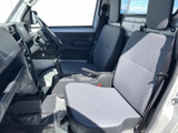視認性の高い視界を確保し、安全な運転をサポート。シンプルなデザインながらも、快適な空間を提供します。