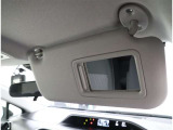 サンバイザーにはエチケットミラーもついています