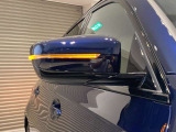 BMWのミラーは車種によって異なりますがレーンチェンジウォーニングが装備されております。詳しくは当店スタッフまでお問い合わせくださいませ。