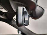 【ミラー内蔵ETC】BMWのETCシステムはルームミラー内蔵型となります。ルームミラー配置により収納スペースを確保しています。