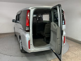 【わくわくゲート】タテはもちろんヨコにも開き、ちょっとした荷物を積む時にもとても便利♪人やペットの乗り降りもスムーズにできます♪