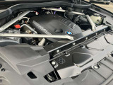 【BMWエンジン】革新的なガソリン・エンジン・テクノロジーによる高性能かつ高効率。レスポンスの良いパワーを発揮。常にスムーズな吸気を実現しアクセル開度にダイレクトに反応しドライビングを楽しく演出。
