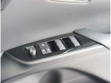 《パワーウインドウスイッチ》車の基本装備のひとつのパワーウインドウです。オート機能もあって、押し方の強弱で調整も出来ます。