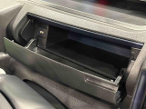 小物が収納できる運転席側インパネアッパーボックス。 ボックス内にはUSBソケットが一口。