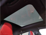 【サンルーフ】高級車のマストアイテムのガラス・サンルーフ。開放感のある室内空間を演出してくれます。