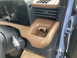 運転席側のドリンクホルダー。助手席にも、同様にドリンクホルダーが、ございます。
