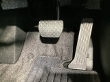 マツダ車の共通するポイントに前輪を前に出し運転席足元スペースを広げたこと!これによりホイールハウスが邪魔にならずにドライバーの中心線を基準とした位置へのペダル配置が可能となりました!