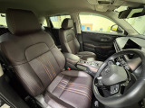 運転席は大きな座面と包み込むような背もたれが身体全体を支えます。上質なシートを採用し長時間の運転やコーナーの多い道も快適です。座ったときの頭上スペースも余裕たっぷりでロングドライブも楽チンです♪