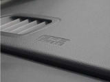 ◆助手席エアバッグ◆SRSエアバッグは、シートベルトだけでは防ぎきれない衝突時の衝撃から乗員を守るための安全装置。衝突時に瞬時に膨らみ、頭部や胸部がダッシュボードに直接衝突するのを防ぎます。
