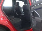 後部座席は乗り込み口が広く、スッと乗り込めます。実は、重要なポイントです。