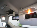 ■運転席側と助手席側のサンバイザーには、バニティミラーも設置。ランプ付きなので、暗いところでも見やすく、使い勝手のいい設計となっております。