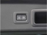 【パワーバックドア】スマートキーや運転席のボタンを押すだけでリアゲートが自動で開閉します。両手に荷物を持っている時や高い位置のバックドアを閉める際に便利な機能です。