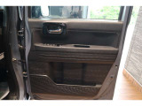 【運転席内ドア 】ミラー操作やウィンドウ開閉スイッチはドライバー目線で配置され、快適な操作性を実現!